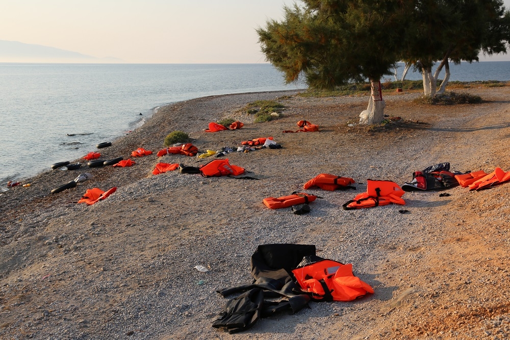 Chalecos salvavidas abandonados en una playa de Lesbos