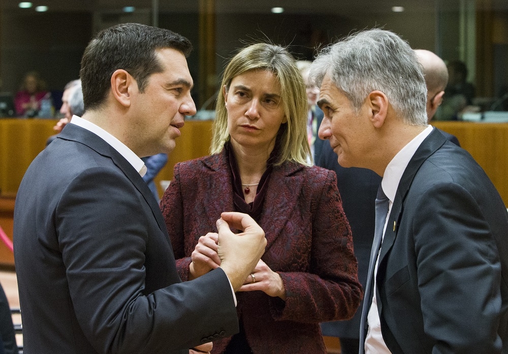 Federica Mogherini, Alta Representante, entre el griego Alexis Tsipras y el austriaco Werner Faymann