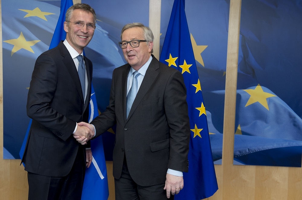 Jens Stoltenberg, secretario general de la OTAN, y Jean-Claude Juncker, presidente de la Comisión