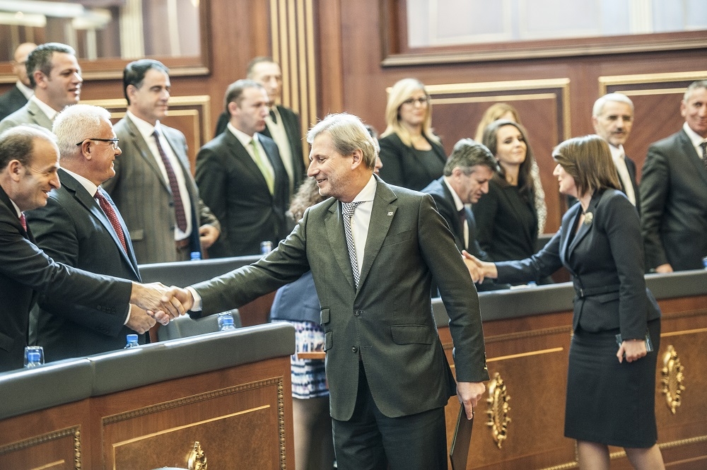 Johannes Hahn en una visita al Parlamento de Kosovo
