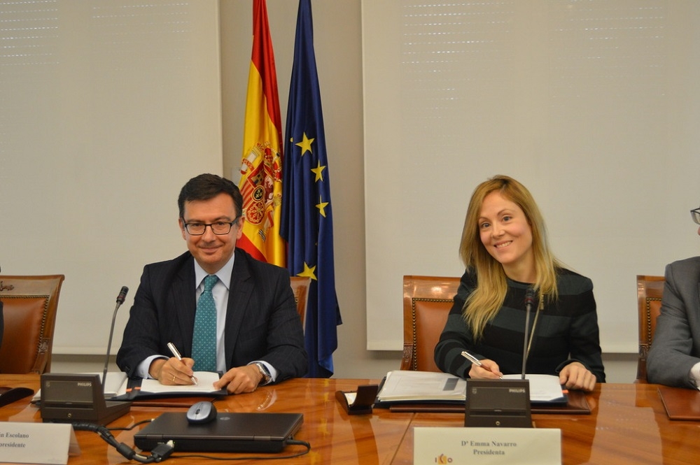Román Escolano, del BEI, y Emma Navarro, del ICO, firmando el acuerdo