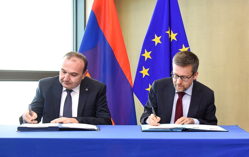 El ministro armenio de Educación y Ciencia y el comisario Moedas durante la firma del acuerdo
