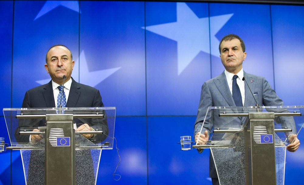 Mevlut Çavusoglu, ministro de Exteriores turco, y Omer Celik, de Asuntos Europeos