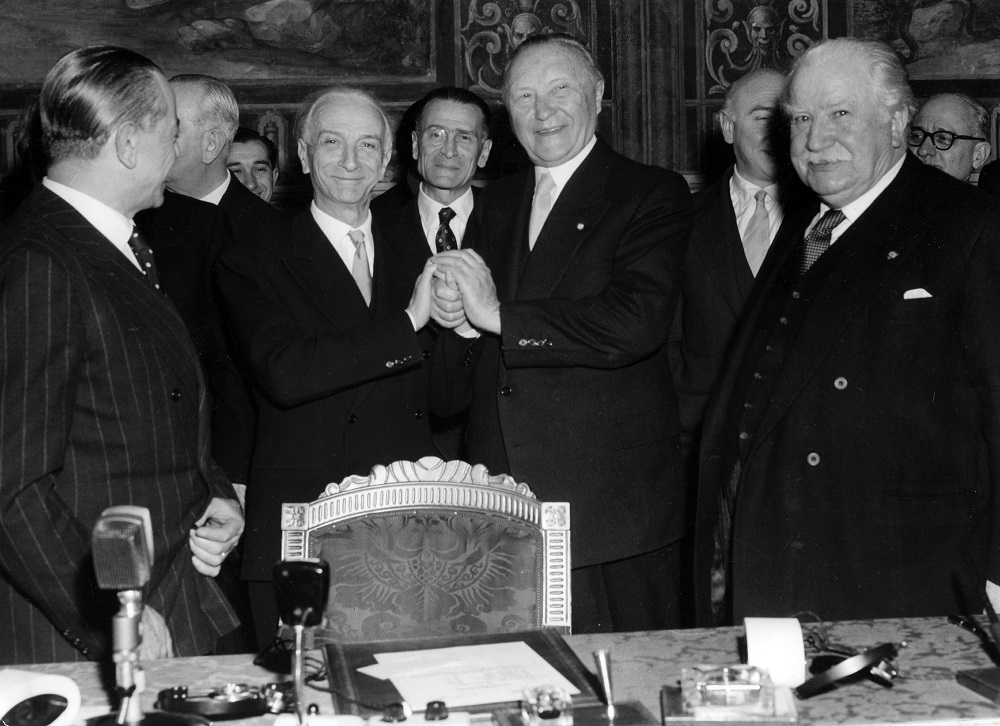 En el medio, Antonio Segni y Konrad Adenauer tras la firma de los tratados de Roma